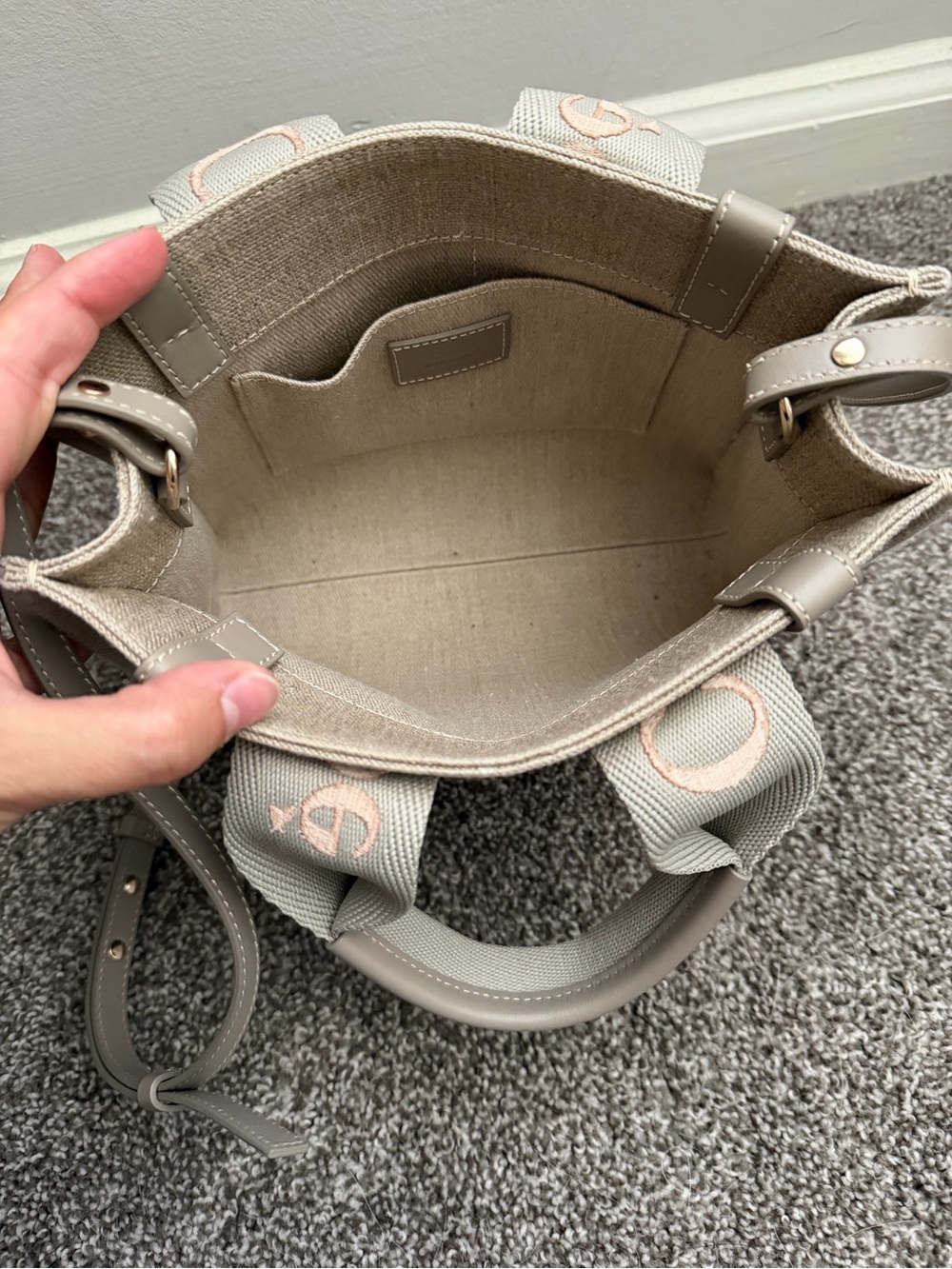 Chloé Small Woody Tote in Vintage Khaki - Picture 9 of 16